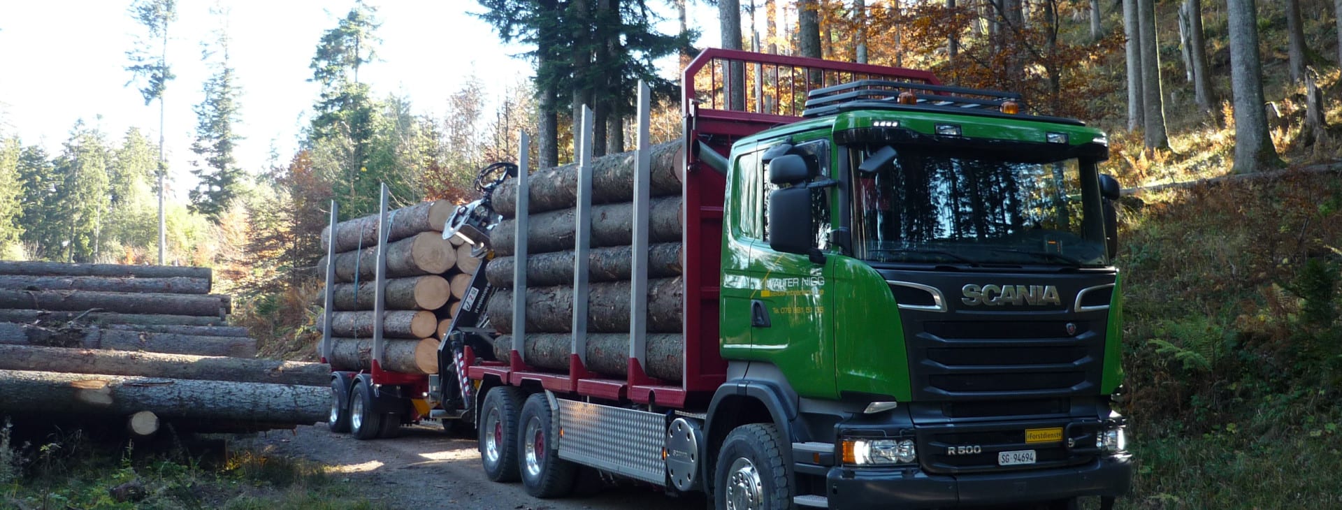 Mit unserem neuen Scania R500 inkl. Hänger transportieren wir grosse Mengen Holz.